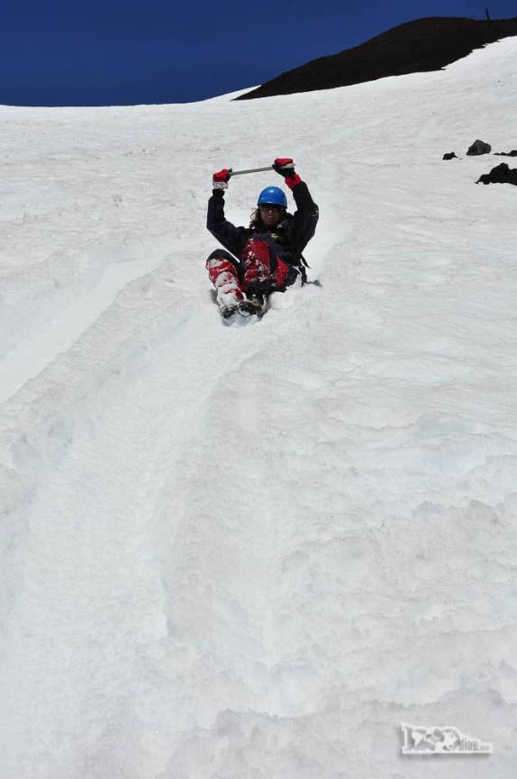 Pura diversão na descida das encostas geladas do vulcão Villarrica, na região de Pucón, no sul do Chile